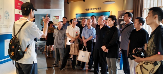 航天一院老年大学携手和义同心书画院以跨区域书画笔会同庆党的生日(图1)